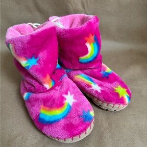 NWT Hatley Pink Rainbow Shooting Stars Fleece Bootie Slippers. Size XL/Y1-2